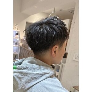 フェード×ツーブロック×軽め耳出しショートの魅力！