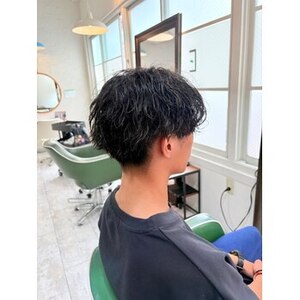 大人っぽさと動きを両立！センターパート×ツイスパ